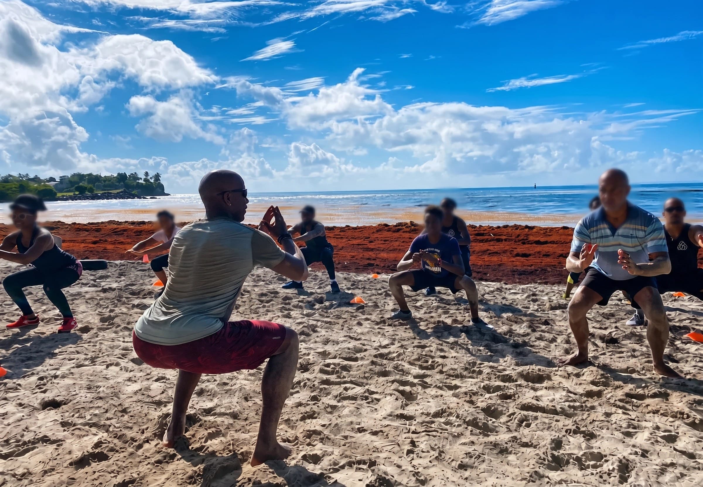 Séance de bootcamp en groupe sur la plage, encadrée par Laurent LABECA
